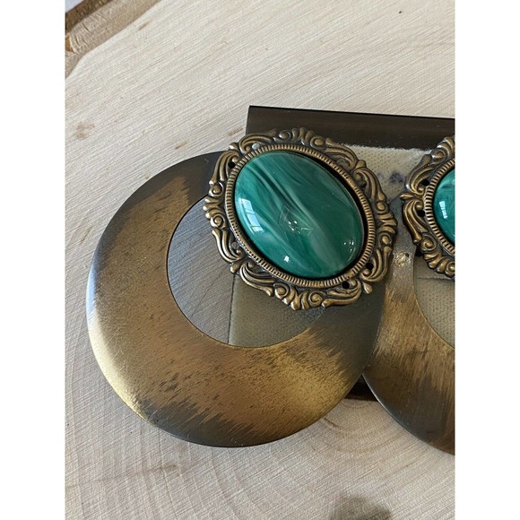 UNIQUE FAUX MALACHITE AND BRASS-TONE VINTAGE CLIP ON EARRINGS - Picture 2 of 9